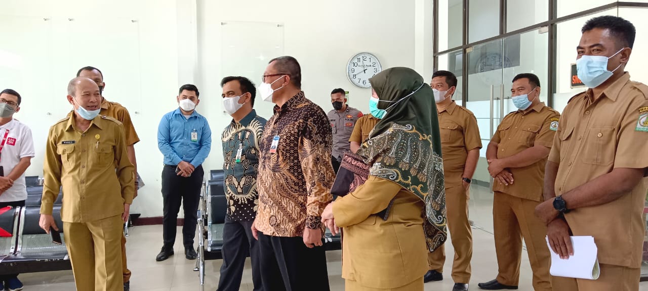 Kepala BI Lhokseumawe didampingi Bupati Aceh Tamiang, Kepala BPKD dan Kepala Bank Aceh Cabang Kualasimpang saat meninjau loket pembayaran Pajak dan Retribusi Daerah di BPKD Kabupaten Aceh Tamiang