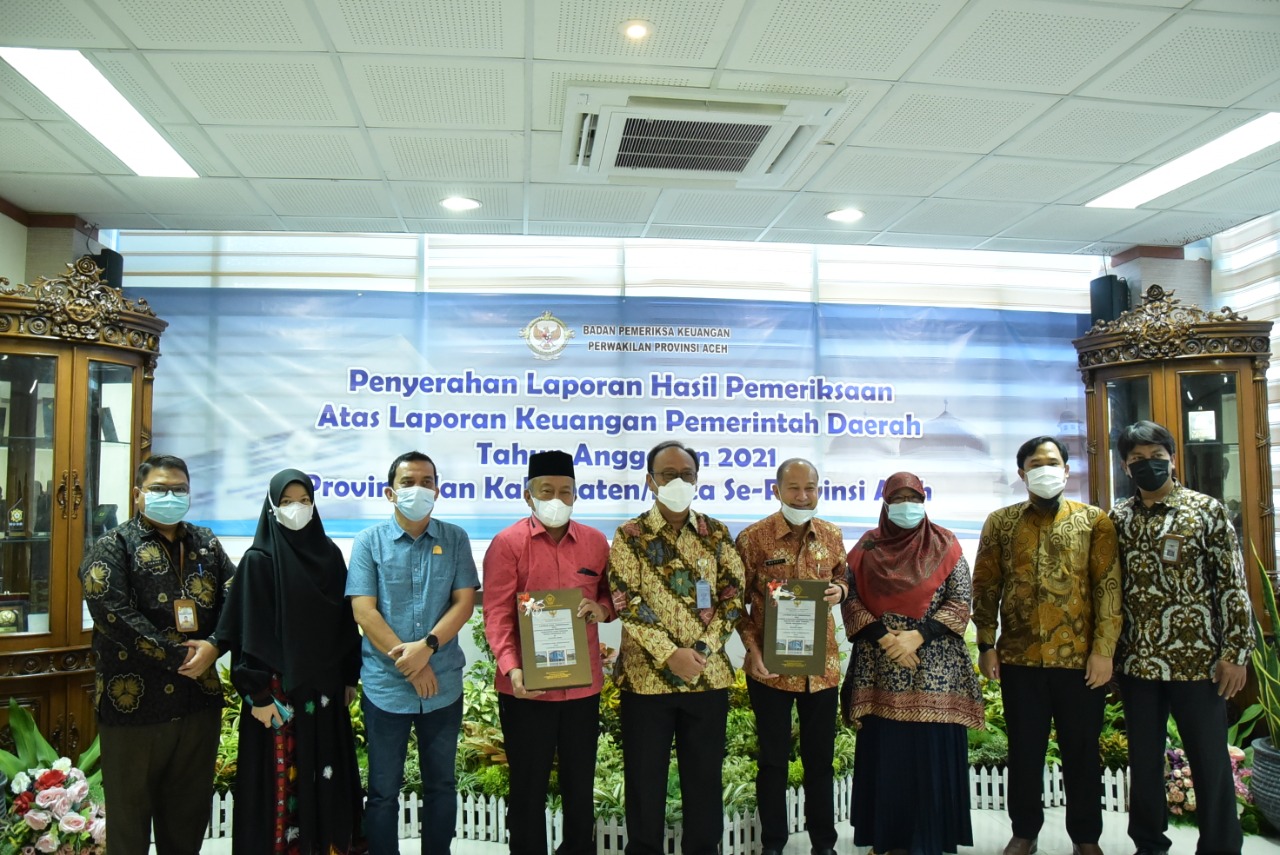 Bupati Aceh Tamiang, Mursil, SH, M.Kn (keempat dari kanan) dan Ketua DPRK, Suprianto, ST (keempat dari kiri) mengapit Kepala BPK Perwakilan Aceh, Pemut Aryo Wibowo. Keduanya tampak memegang LHP atas LKPD Kab. Aceh Tamiang TA. 2021, Jumat (11/3/2022) di Banda Aceh. [dok. Humas 2022] 